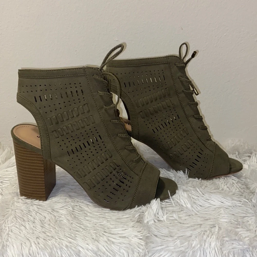 Dark green lace up heel size 7.5 - Picture 2 of 6
